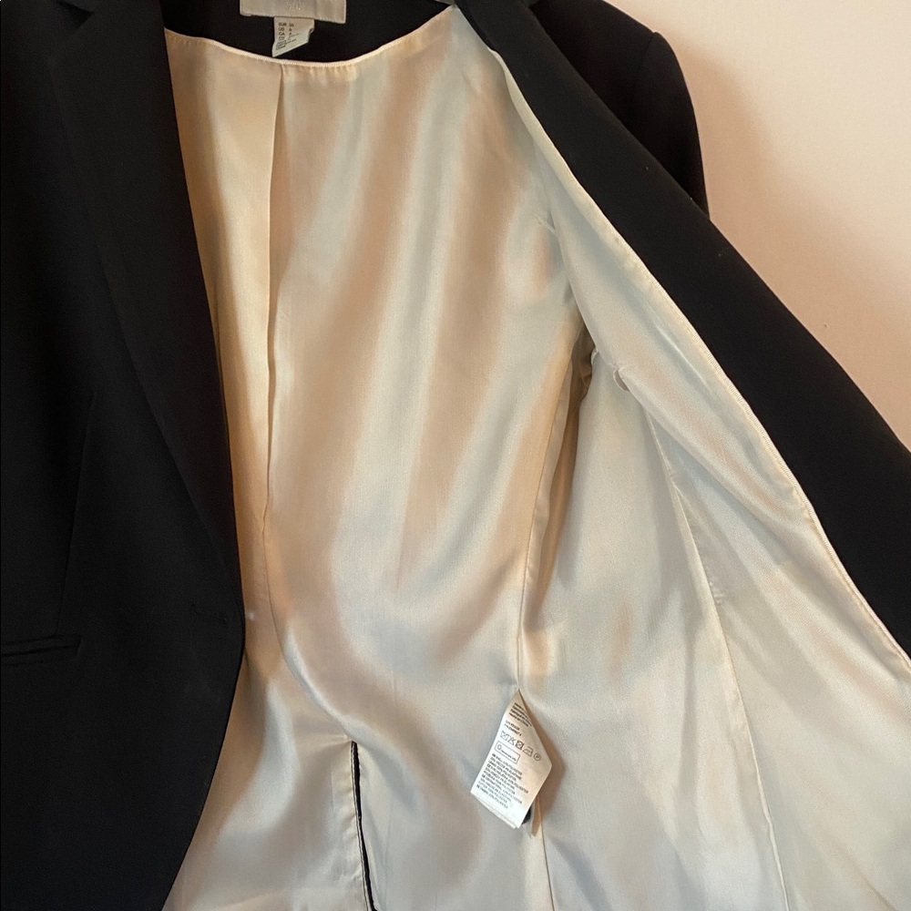 Like new! Black One button Blazer H&M. Size 6. - Picture 7 of 9